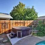 4 Bed 3 Bath House With Pool And Hot Tub One Block From American River