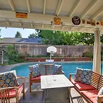 4 Bed 3 Bath House With Pool And Hot Tub One Block From American River