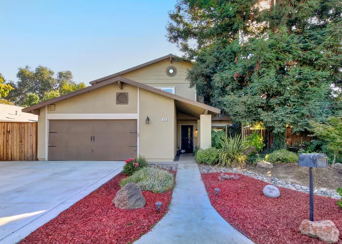 4 Bed 3 Bath House With Pool And Hot Tub One Block From American River