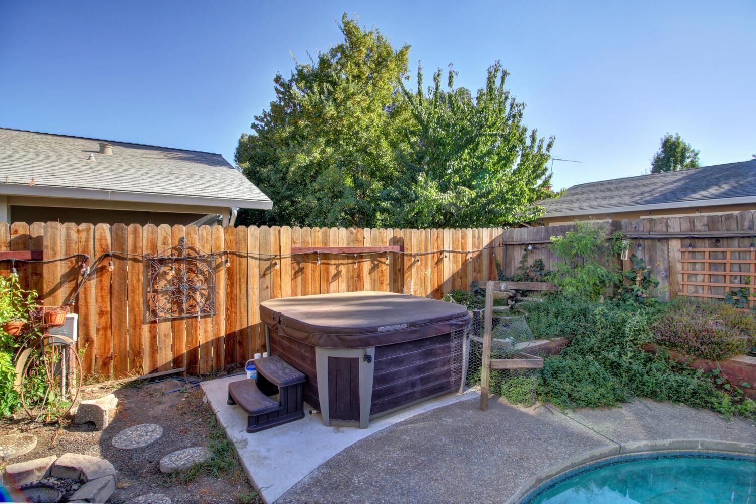 4 Bed 3 Bath House With Pool And Hot Tub One Block From American River