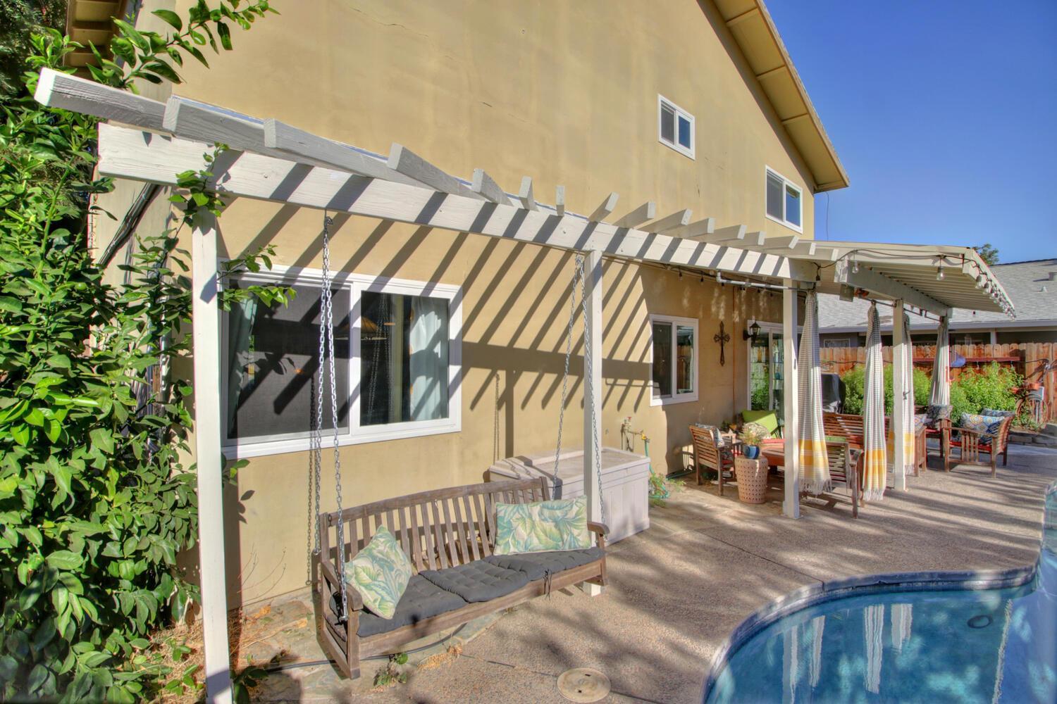 4 Bed 3 Bath House With Pool And Hot Tub One Block From American River Holiday home
